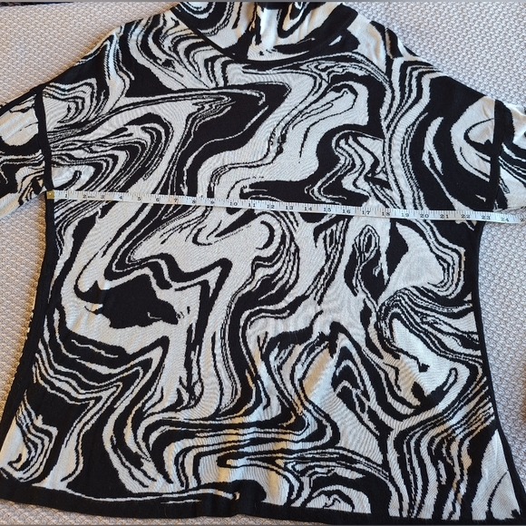 Ruby Rd. Monochrome Abstract Pattern Top - Picture 5 of 6